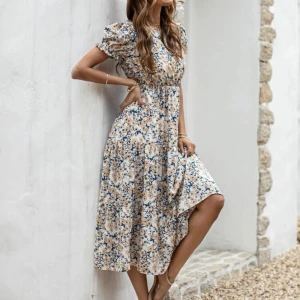 Blommig Klänning - Jättefin blommig klänning! Endast testad, säljer pga fel storlek☺️