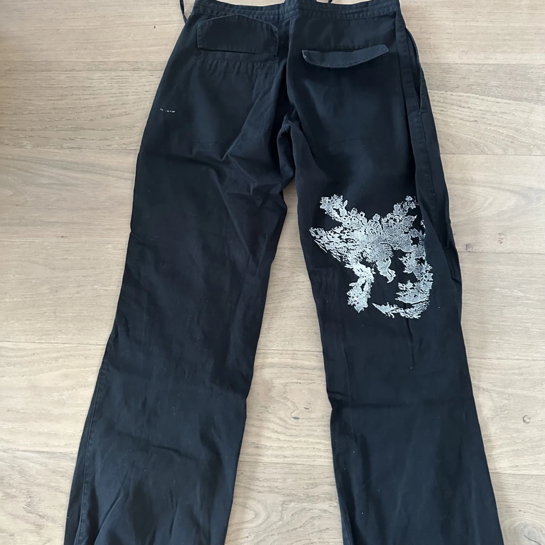 Svarta cargobyxor med tryck - 90