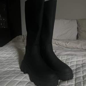 As snygga boots från asos! De är helt oanvända, och säljer pga för liten i storleken!🥰 