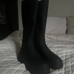 Boots  - As snygga boots från asos! De är helt oanvända, och säljer pga för liten i storleken!🥰 