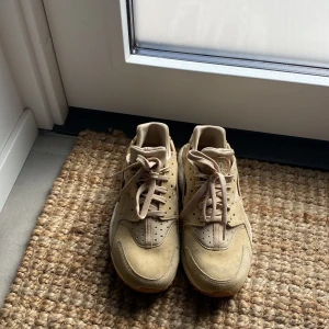 Nike Air Huarache i storlek 38 - Super sköna Nike Sportswear Air Hurache  skor i en beige färg,  storlek 38. Använda men fortfarande i väldigt bra skick.