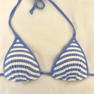 Säljer denna blå-randiga bikiniöverdel från HM som inte säljs längre. Köpt för ca 2 år sedan men knappast använd så i bra skick ❤️