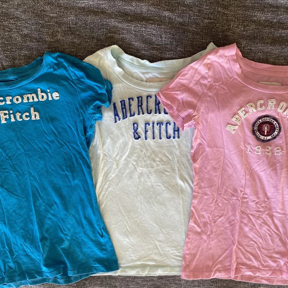 Tre t-shirts från abercrombie & fitch❤️köpts på second hand. Superfina och alla är i bra skick dock så har den starkare blå lite defekter på baksidan syns på 3 bilden🥰starkare blå säljs då för 150kr. De andra två säljs för 175kr/st. Köp alla för 400kr💓. T-shirts.