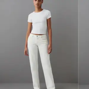 Fina vita jeans ifrån Gina tricot i helt okej sick. Storlek 34 men lite uppskavna på ett byxben. Köpta för 500kr men säljer för 230kr😊