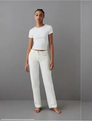 Fina vita jeans ifrån Gina tricot i helt okej sick. Storlek 34 men lite uppskavna på ett byxben. Köpta för 500kr men säljer för 230kr😊