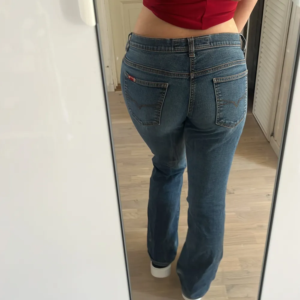 Skit fina low waist jeans dom har ett litet hål under dragkedjan skriv privat för bild, jeansen är bra längd för mig som är 160cm (pris kan diskuteras). Jeans & Byxor.