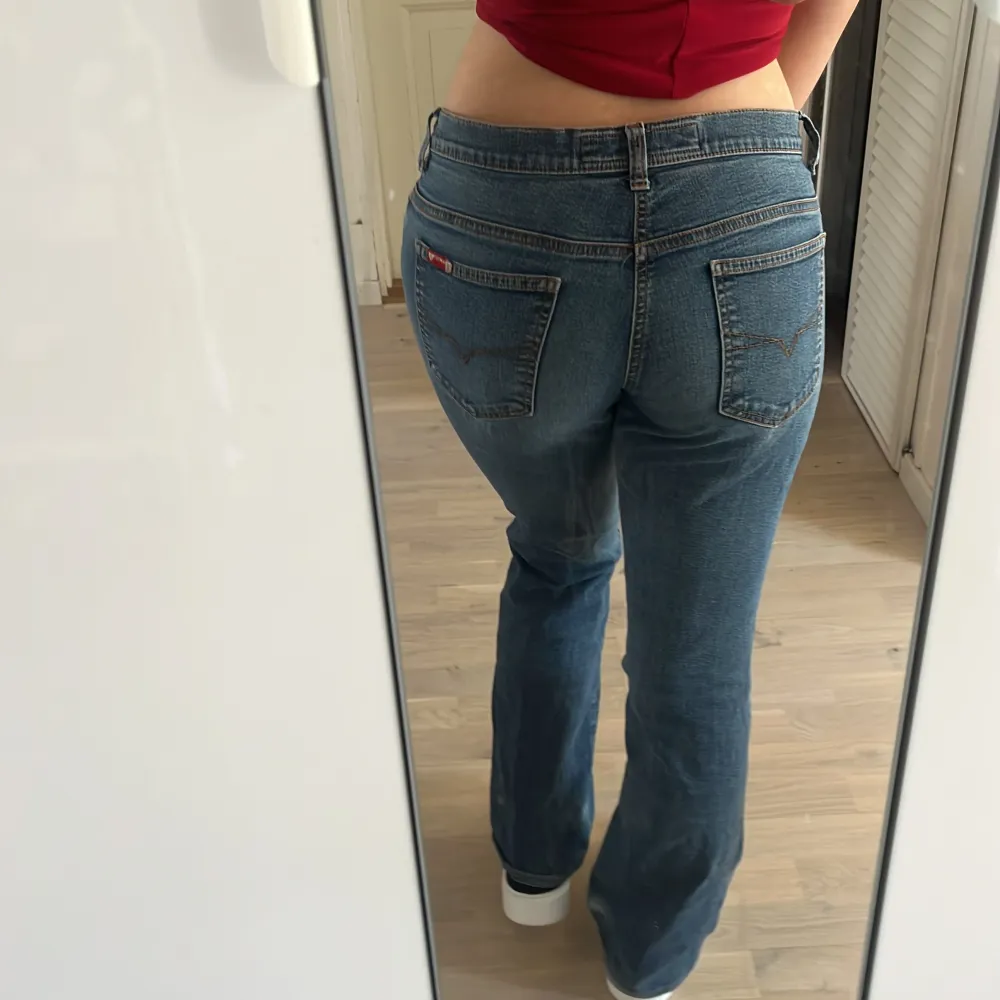 Skit fina low waist jeans dom har ett litet hål under dragkedjan skriv privat för bild, jeansen är bra längd för mig som är 160cm (pris kan diskuteras). Farkut & Housut.