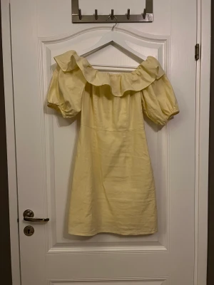 Klänning  - Gul off shoulder klänning från hm. Linneliknande material. Köpare står för frakten.