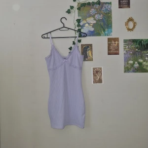 sommarklänning 🌷 - lila sommarklänning i stretchigt material, endast använd en eller två gånger! 💌