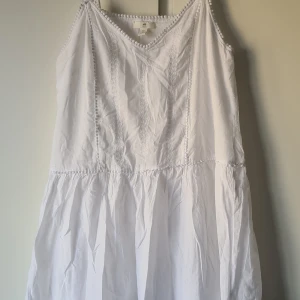 Luftig kort klänning - Superfin med broderier  , kort modell