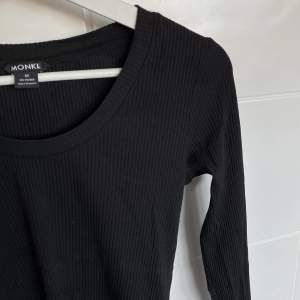 Ny svart långärmad tröja från Monki med u-ringning❤️