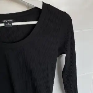 Ny svart långärmad tröja från Monki med u-ringning❤️