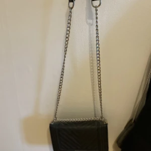 Svart handväska från ur och Penn  - Väldigt använd/ sliten svart handväska. Medel stor 