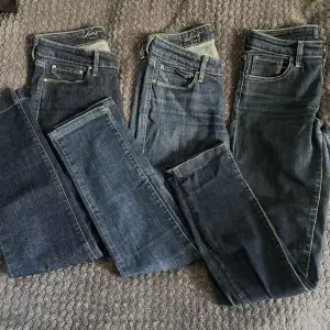 Säljer mina 3 Levi’s jeans 😍  (Low waisted)  (Demi curve skinny)  Storlekar 25 och 26 
