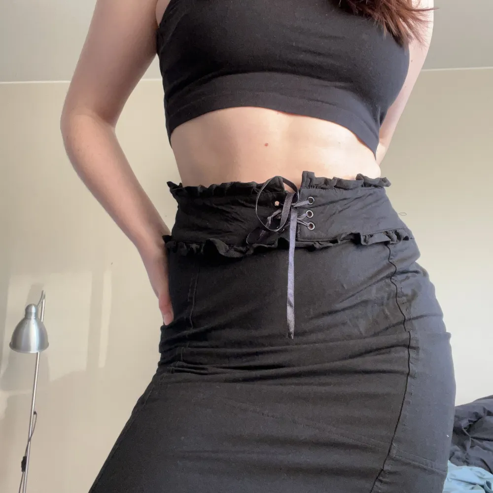 Lång svart kjol från hm med knytning i midjan och frills, jag är 168 och väger 62kg, den är storlek 38, kolla gärna resten av min profil ;). Kjolar.