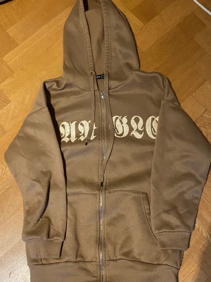 Hoodie från shein  - Använd fåtal gånger säljs för att jag har rensat i min garderob. Brun hoodie med luva 