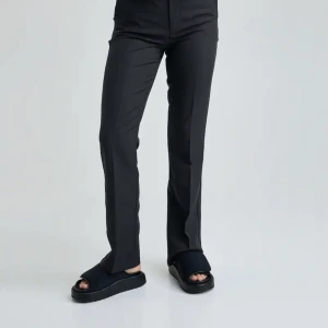 Kostymbyxor  - Kostymbyxor från Bikbok. Använda men inget fel på dom. Storlek 34. Ordinarie pris 400