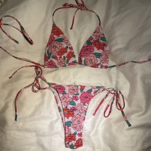 Blommig bikini - Bikini med så fint mönster och färger💕