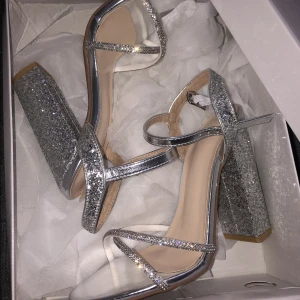 Silver sandaletter  - Fina silver Shein sandaler i storlek 36. Nyttskick.  Säljer här då den blev lite för stor & retur tiden gick ut innan den skickades tillbaka. Orginal pris 293kr. Kontakta gärna för funderingar- läs min bio💕
