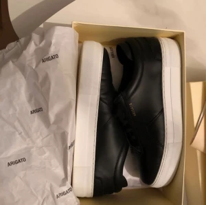 Axel Arigato  - Axel ariagto skor i storlek 39!  Kartong och påse osv följs med, finns även egna bilder💕 köptes för 1995 kr säljer för 800 pris kan diskuteras.