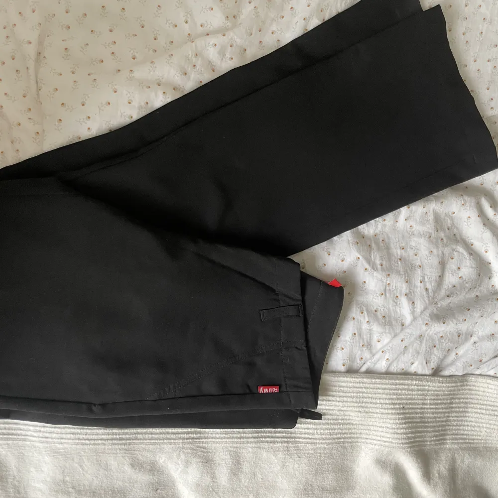 Jättesnygga vintage utsvängda kostymbyxor i svart, skriv vid frågor ❤️. Jeans & Byxor.