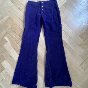 Low waist Manchester byxor - Skitcoola lila Manchester byxor med fickor fram! Man kan inte riktigt få upp färgen på kameran men sjukt cool lila färg. Midjemått- 35cm Innerbenslängd- 75 cm