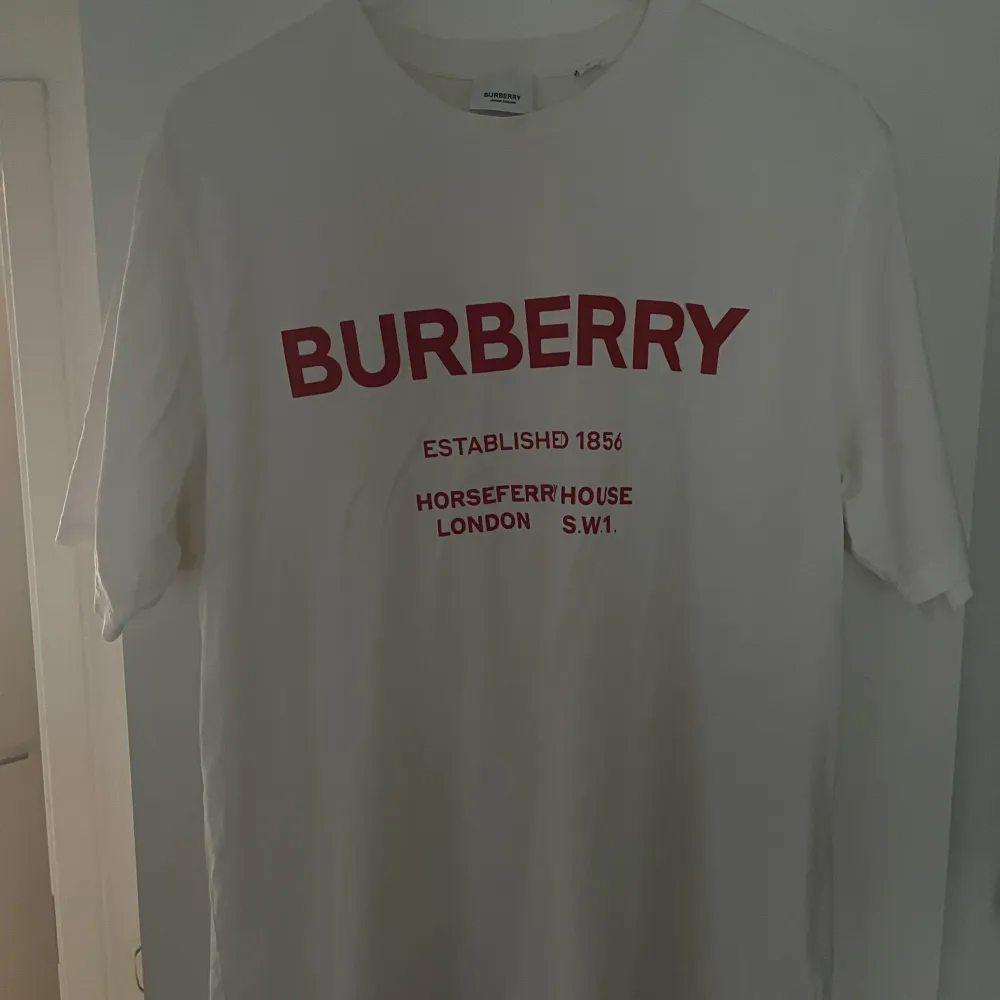 Burberry T-Shirt top skick cond 9/10 Storlek L, köpt på Nk Göteborg nypris ca 4000 mitt pris 999👌🏼Perfekt inför sommaren!Möts upp i gbg eller frakt med postnord👌🏼. T-shirts.