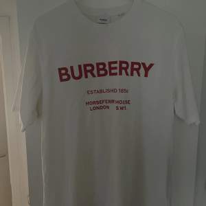 Burberry T-Shirt top skick cond 9/10 Storlek L, köpt på Nk Göteborg nypris ca 4000 mitt pris 999👌🏼Perfekt inför sommaren!Möts upp i gbg eller frakt med postnord👌🏼