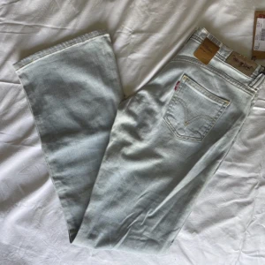Lågmidjade levis jeans  - Jätte fina lågmidjade, utsvängda Levis jeans. Har fortfarande lapoen kvar. Skriv för fler bilder💗passar mig som är 170 o brukar ha 36 i zara jeans