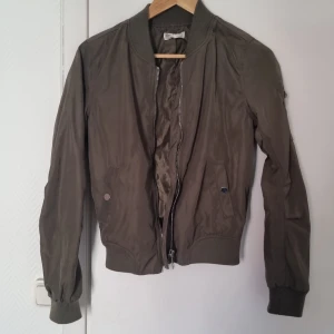 Bomberjacka - Olivgrön från cherry koko. Storlek S.