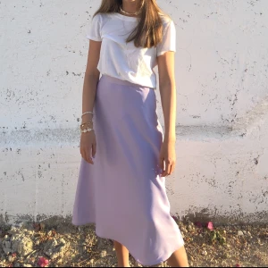 Lila satinkjol - Superfin lila kjol i storlek 32 från H&M.