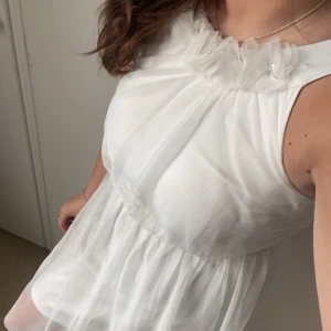 Vit klänning! - Säljer nu min klänning som jag andvänt 1 gång på ett dop, så den är i väldigt fint skick! Vet inte vart den är ifrån, storlek 164 och passar xs/s lite liten på mig  som har S/m❤️70kr + frakt 