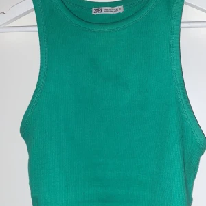 Grön topp - EJ SÅLD Zara topp, strl M men är kort i modellen så skulle snarare säga S. 50kr +frakt