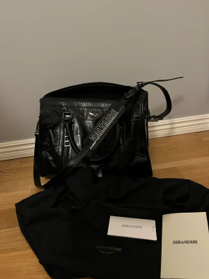 Zadig väska - Säljer min jätte snygga Zadig väska, den är köpt i somras men har typ aldrig använt den, kvitto och påsen och allt följer med, skriv vid frågor, ny pris ligger på 6700kr