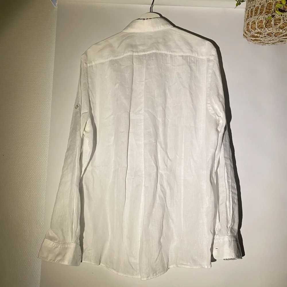 Hej, säljer en helt oanvänd linneskjorta från Hugo Boss. Storlek Large och True To Size. Perfekt skick. Finns knappar att vika upp ärmarna på. Nypris runt 1100kr. Priset är inte hugget i sten. Hör av dig vid frågor . Skjortor.