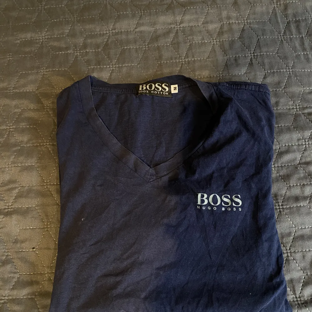 Hugo Boss T-shirt. Storleken är mindre än M. . Tröjor & Koftor.