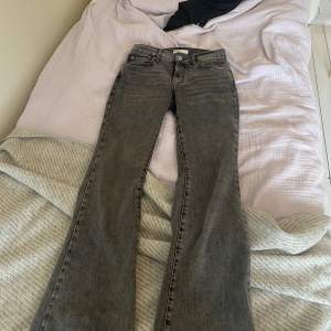 Säljer mina jeans från Gina tricot pga att de är för små, de är superfina och nypris är 500. Pris kan diskuteras 