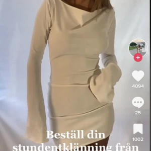 Vit klänning - Super fin student/skolavslutnings klänning från bystina. Aldrig använd då den är lite liten på mig:( Storlek XS Byst 82cm Midje 64cm Höft 90cm