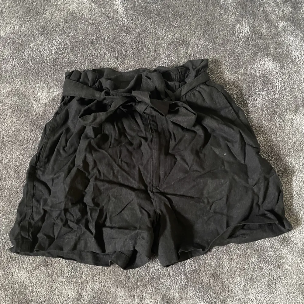 Säljer dessa oanvända linne shorts från bikbok. Shorts.