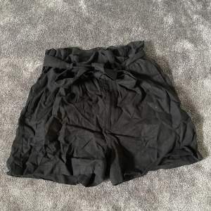 Säljer dessa oanvända linne shorts från bikbok