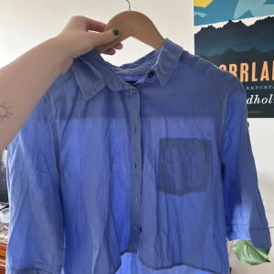 Kort skjorta - Jättefin croppad skjorta i tunnt härligt material 💘🌸