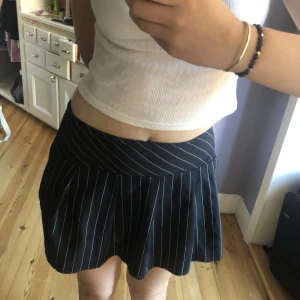 Kjol - Super fin kjol från HM💗 säljer då den inte kommer till användning. Använd fåtal gånger och inga stora skador💘 fråga för fler bilder
