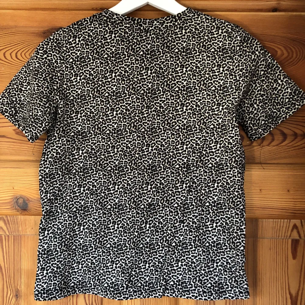 Leopardmönstrad t-shirt, rak passform. Sparsamt använd, säljer då den inte kommer till användning. Frakten ingår i priset💚. T-shirts.