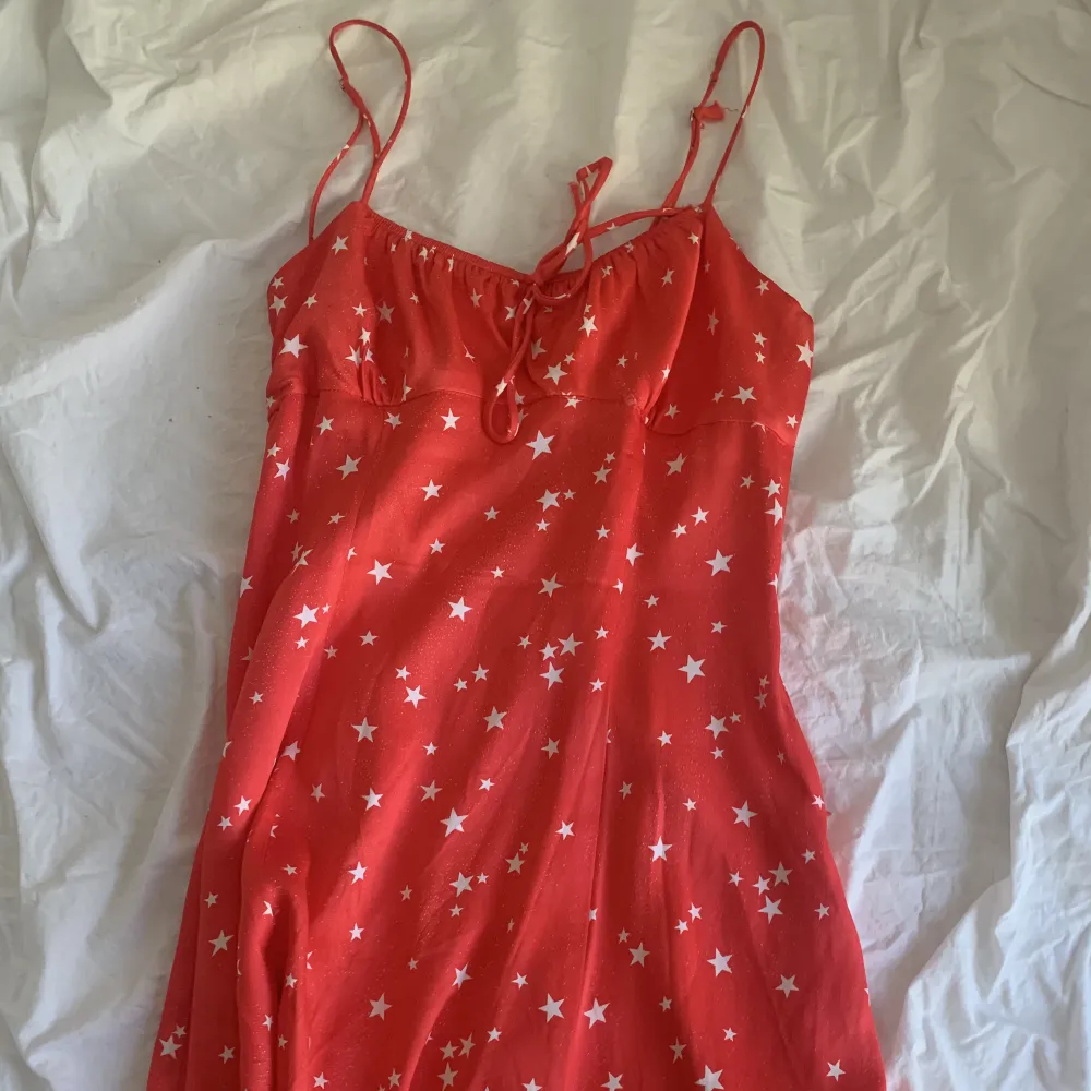 Säljer nu min jättefina röda klänning köpt från Zara då den är för liten. Härligt silkes material.❤️. Klänningar.
