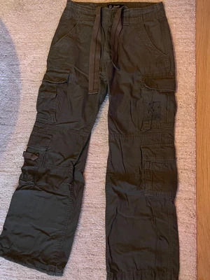 Brandit Cargos  - Snygga Cargo byxor från Brandit som knappast är använda går att sänka priset vid snabb affär.