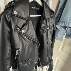 Skinnjacka  - Skinnjacka från zara!! I väldigt bra skick, säljer då den är för liten