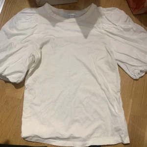 Tröja - Fin tröja med puff ärmar. Fint skick och är lite krämvit i färgen 