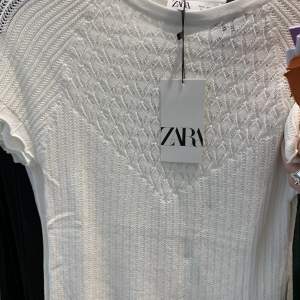 En jättesnygg topp från Zara som knappast kommer till använding - har bara använts 2 gånger💕 I storlek S! Skriv om ni är intresserade. Org pris 299kr!
