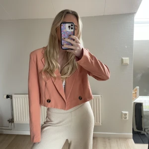 Kavaj  - Croppad kavaj från boohoo i en gammalrosa färg 💗 använt endast en gång🐚 oversize modell 