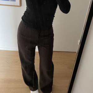 Vitstreckad bruna kostymbyxor från Humana! Oklart vilken storlek men sitter midwaist/highwaist på mig som brukar ha 38/40 i byxor. I använt skick😄Priset är diskuterbart, tryck gärna på KÖP NU💖